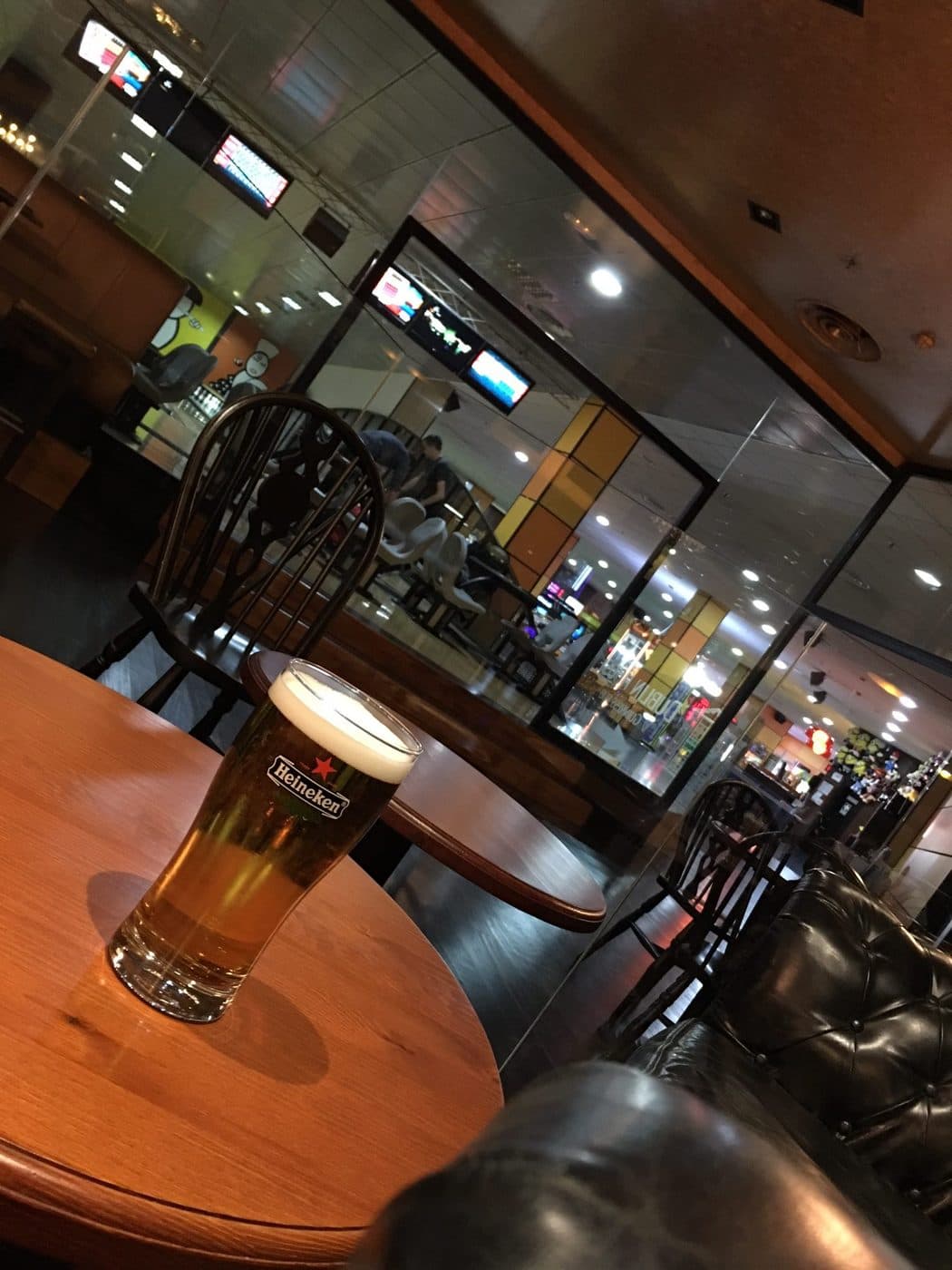 Cerveza Heineken en mesa Dublin House Irish Pub Bowling Pleno Zenia Orihuela Costa