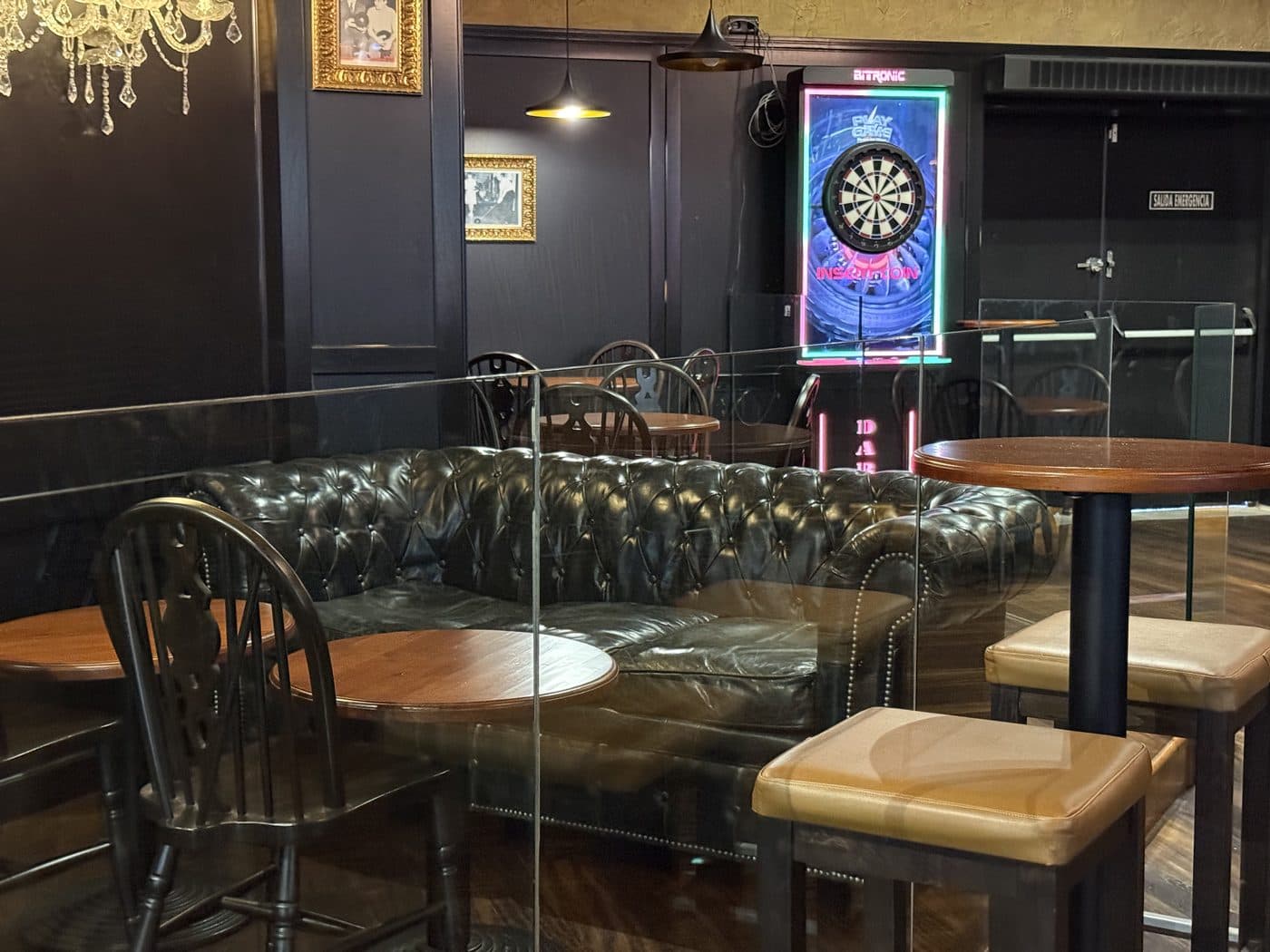 Dardos electrónicos y sofá Chesterfield Dublin House Irish Pub Bowling Pleno Zenia Orihuela Costa