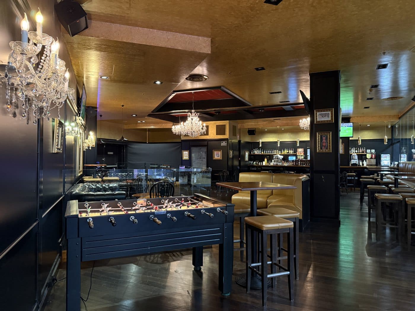 Futbolín e interior Dublin House Irish Pub Bowling Pleno Zenia Zenia Boulevard