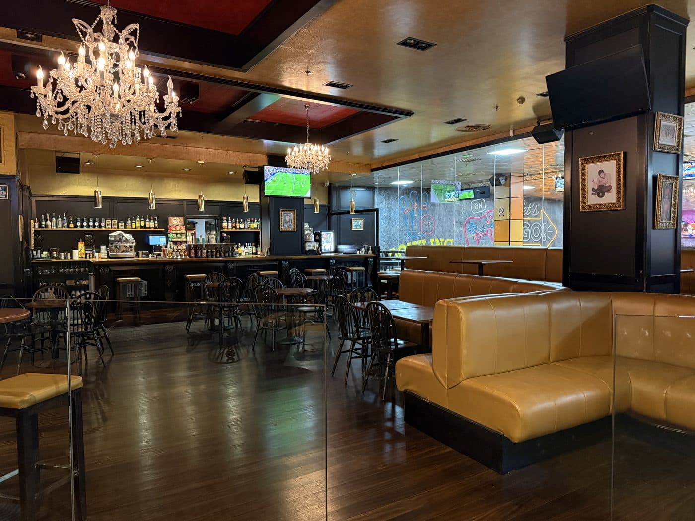Interior barra y araña de cristal Dublin House Irish Pub Bowling Pleno Zenia Orihuela Costa