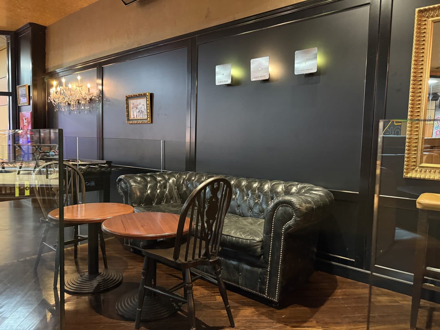 Sofá Chesterfield y ambiente oscuro elegante Dublin House Irish Pub Orihuela Costa
