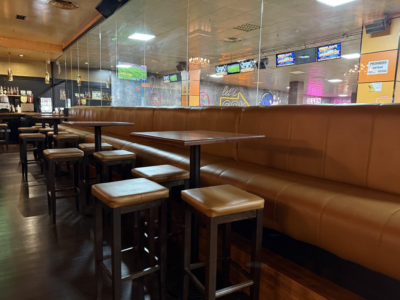 Zona de asientos y bancos de cuero Dublin House Irish Pub Bowling Pleno Zenia Orihuela Costa
